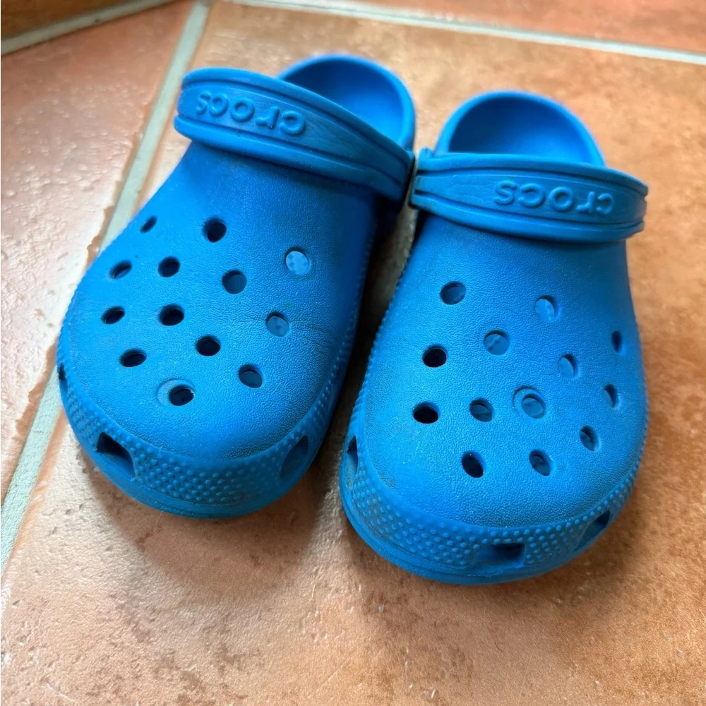 CROCS Kids Classic Clog in Bright Blue